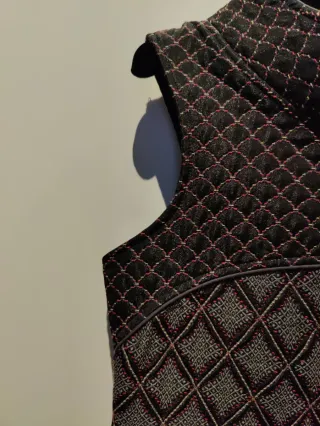 Vestido sin mangas con cuello alto