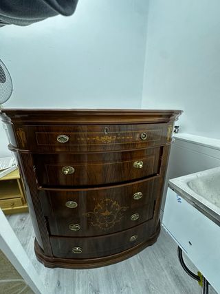 Cómoda de madera con detalles dorados