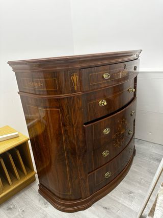 Cómoda de madera con detalles dorados