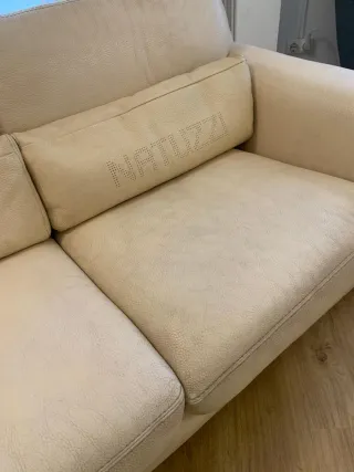 Sofá Natuzzi de piel beige