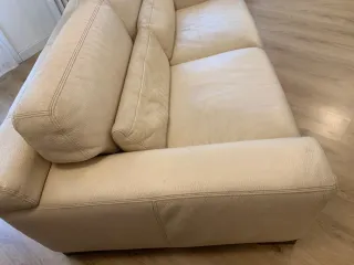 Sofá Natuzzi de piel beige