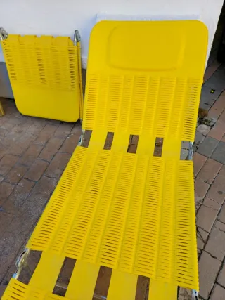 Tumbona plegable amarilla