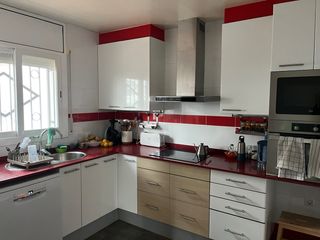 Muebles de cocina blancos y rojos