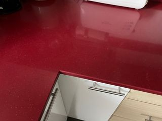 Muebles de cocina blancos y rojos