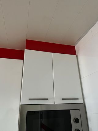 Muebles de cocina blancos y rojos
