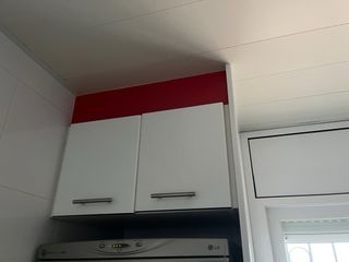 Muebles de cocina blancos y rojos