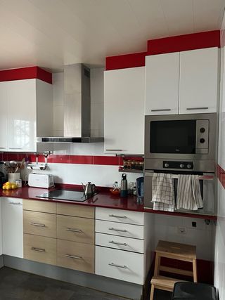 Muebles de cocina blancos y rojos