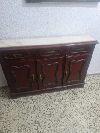 Mueble de madera con tapa de mármol