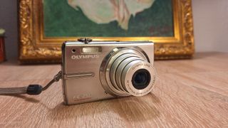 Olympus FE-250 Cámara Digital 8.0 MP Plata