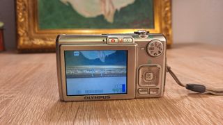 Olympus FE-250 Cámara Digital 8.0 MP Plata