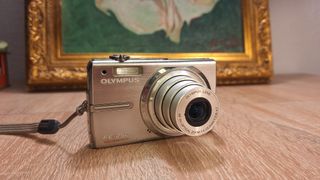 Olympus FE-250 Cámara Digital 8.0 MP Plata