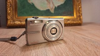 Olympus FE-250 Cámara Digital 8.0 MP Plata