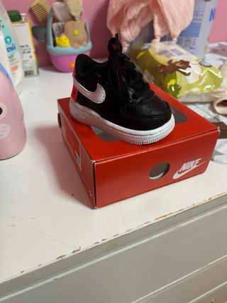 Zapatillas Nike Air Force 1 Bebé Negras Rojas