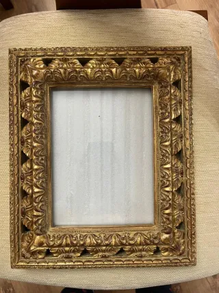 Marco de fotos dorado tallado