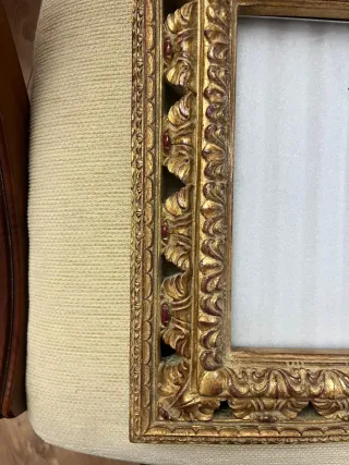 Marco de fotos dorado tallado