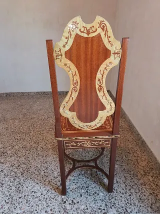 Silla de marquetería de madera