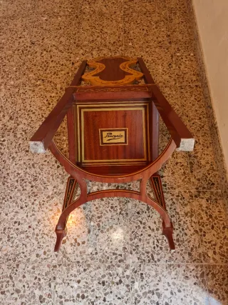 Silla de marquetería de madera