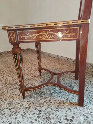 Silla de marquetería de madera