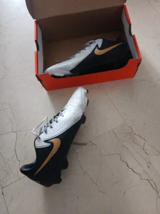 Zapatillas de fútbol Nike dorado