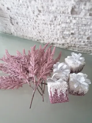 Rami glitter rosa e pacchetti decorativi pendenti