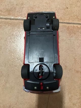 Coche teledirigido clásico rojo