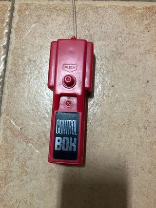 Coche teledirigido clásico rojo