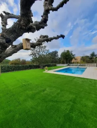 Montaje de césped artificial económico