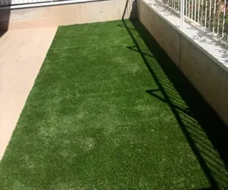 Montaje de césped artificial económico