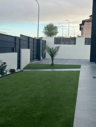 Montaje de césped artificial económico