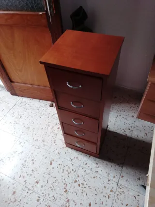 Cajonera de madera marrón