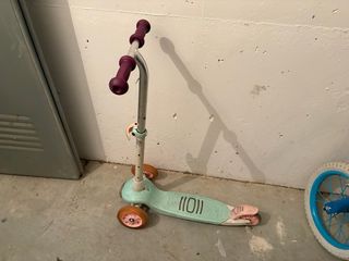 Bicicletas infantiles y dos patinetes