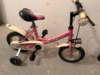 Bicicletas infantiles y dos patinetes