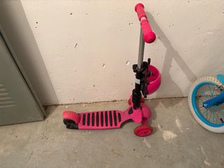 Bicicletas infantiles y dos patinetes