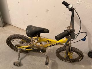 Bicicletas infantiles y dos patinetes