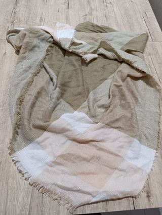 Bufanda de cuadros beige y blanco