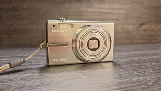 Olympus FE-250 Cámara Digital 8.0 MP Plata