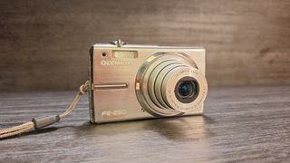 Olympus FE-250 Cámara Digital 8.0 MP Plata