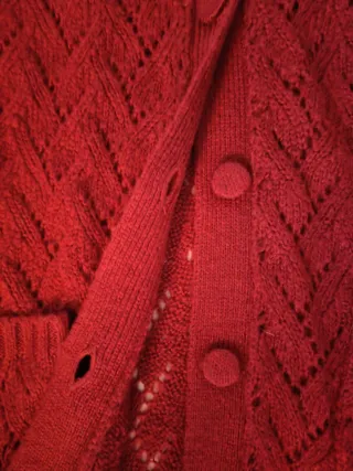 Cardigan rosso lavorato a maglia