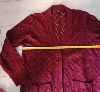 Cardigan rosso lavorato a maglia