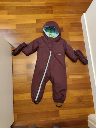 Traje tipo buzo de nieve con guantes para bebé