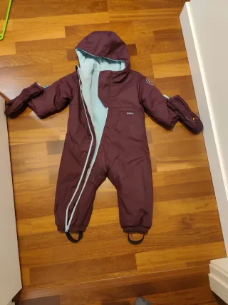 Traje tipo buzo de nieve con guantes para bebé