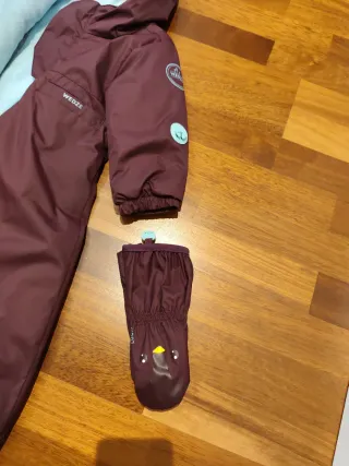 Traje tipo buzo de nieve con guantes para bebé