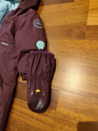 Traje tipo buzo de nieve con guantes para bebé