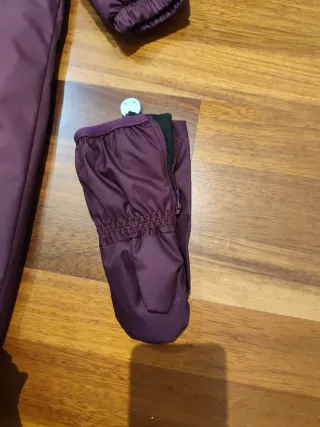 Traje tipo buzo de nieve con guantes para bebé