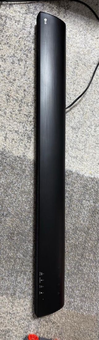 Barra de sonido negra y subwoofer