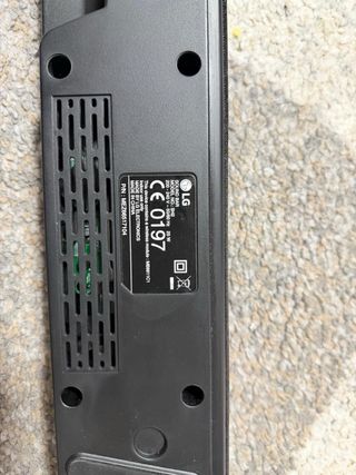 Barra de sonido negra y subwoofer