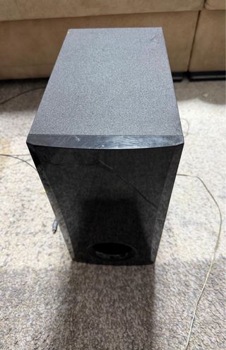 Barra de sonido negra y subwoofer