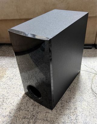 Barra de sonido negra y subwoofer