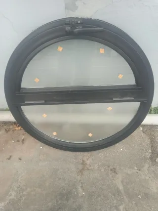 Ojo de buey negro con vidrio y una hoja de abrir