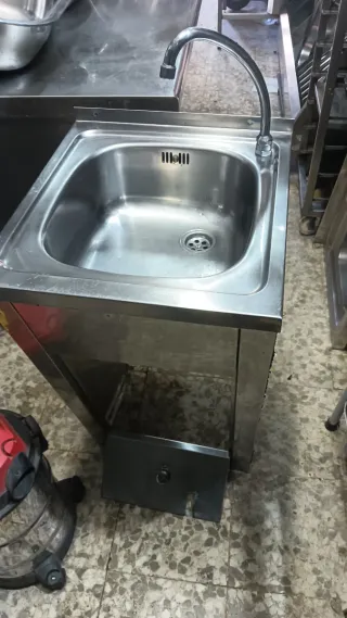 Lavamanos de acero con pulsador de pie